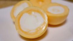 Как сварить яйцо желтком наружу