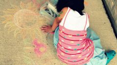 Чем занять ребенка летом на улице: игры с цветными мелками