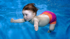 7 причин прийти в бассейн с грудным малышом