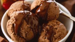 Шоколадное мороженое-тянучка