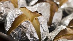 How to bake potatoes in foil in the oven