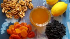 How to prepare the mixture of dried apricots, raisins, honey and lemon with walnuts