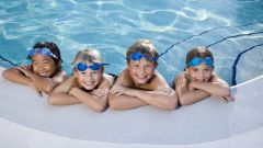 Как научить ребенка плавать в бассейне