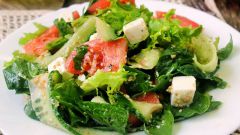 Салат из огурцов с брынзой и кресс-салатом