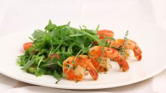 Диетический салат с рукколой и тигровыми креветками