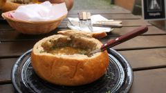 Рыбный суп в хлебной тарелке