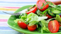 Что можно добавить в салат с огурцами и помидорами