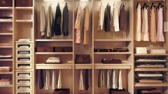 Как рассортировать одежду в шкафу