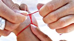 Как завязывать красную нить на запястье