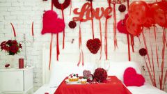 Как просто украсить комнату на День всех влюбленных 