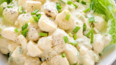 Как сделать вкусный картофельный салат с майонезом и сметаной