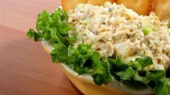 Как приготовить салат с тунцом и сухариками