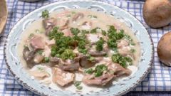 Курица с грибами в сметанном соусе: пошаговые рецепты с фото для легкого приготовления