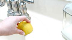 Как быстро очистить кафель и сантехнику с помощью лимона 
