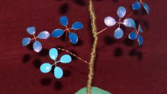 Мастер-класс: небольшой синий цветок из проволоки и лака