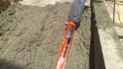 Глубинный вибратор для бетона: зачем уплотнять бетонную смесь