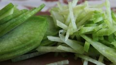 Как приготовить салат из редьки