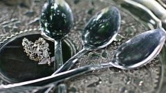 Как почистить серебряные украшения и столовое серебро
