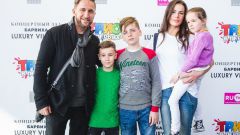 Оскар Кучера с женой и детьми: фото