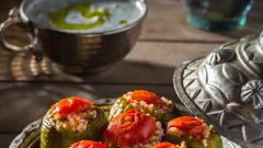 Как приготовить перец, фаршированный пшеном с овощами под греческим соусом
