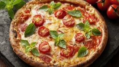 Как приготовить неаполитанскую пиццу с помидорами и моцареллой