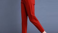 С чем носить красные брюки: идеи для комплектов