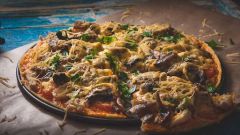 Как быстро приготовить пиццу с грибами и мясом