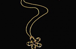 "Золотой цветок" от Oriflame - дешевая, но модная вещица