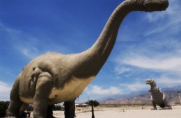 «Динозавры: монстры доисторической эпохи» - увлекательная книга для детей