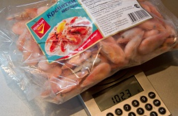 Недорогие варено-замороженные креветки «Красная цена»
