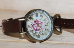 Бронзовая роза на руке