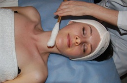 Новая техника лечения проблемной кожи - криомассаж лица