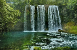 Великолепный водопад подарит сказочные впечатления