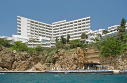Отель на скале у моря