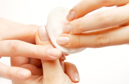 Не портит ноготь