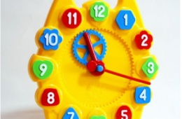 Учит ребенка цифрам