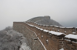 Удивительное зрелище - стена, покрытая снегом