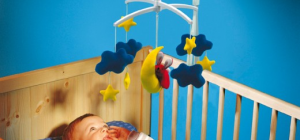 С какого возраста нужно вешать игрушки над детской кроваткой 