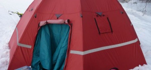 Палатка самораскладывающаяся - хороший вариант для зимней рыбалки