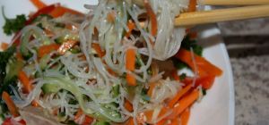 Салат со стеклянной лапшой и мясом