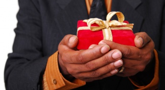 Как научить мужчину дарить подарки