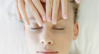 How to massage the eyelids