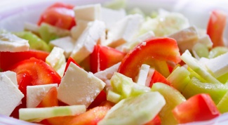 Как приготовить салат с крабовыми палочками и кукурузой