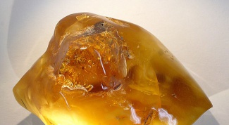 How to distinguish natural amber