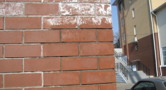 How to remove efflorescence from brick