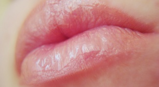 Что делать, если трескаются губы