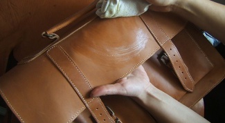 Как стирать кожаные сумки