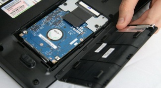 How to connect laptop hard drive to PC