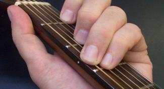 Как научиться играть акорды на гитаре