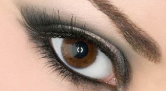Как накрасить красиво глаза черным карандашом
